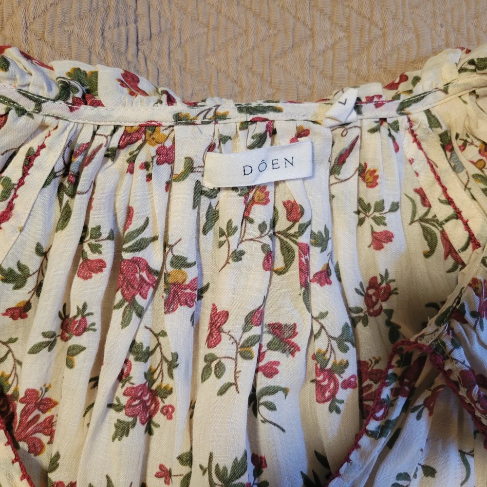 Floral Women's Top with Lace Trim - Picture 3 of 6